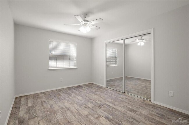 Building Photo - 1006 W Kelly Ave