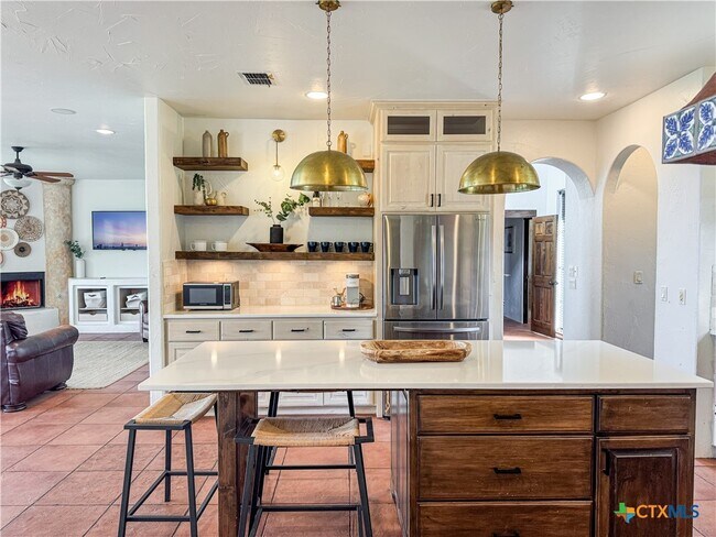 Building Photo - 2000 Village Oak