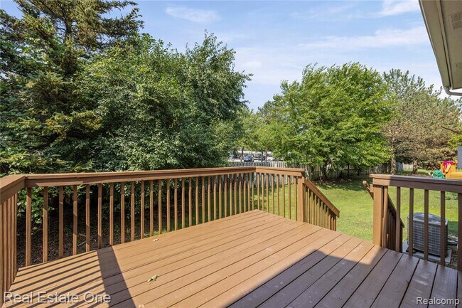 Building Photo - 38282 Saratoga Cir