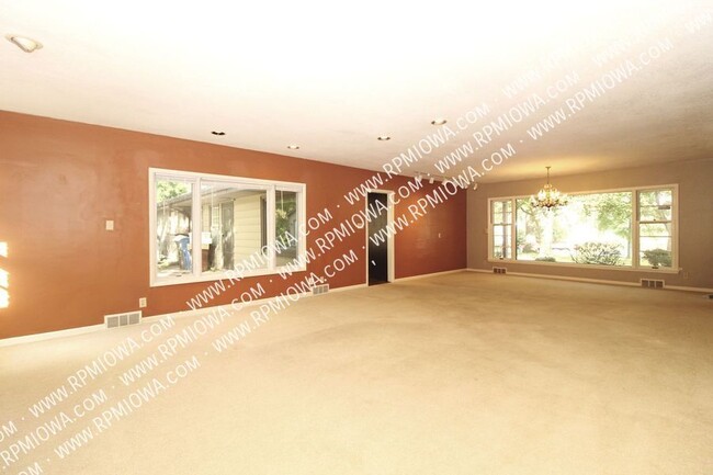 Building Photo - OVER 3000 SQ FT!!!  3 Bedroom, 2 Bath, 2 H...