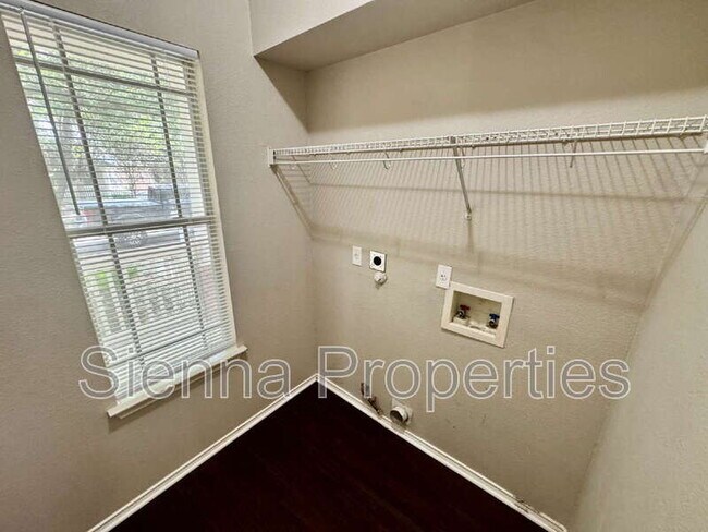 Building Photo - 295 Strawn