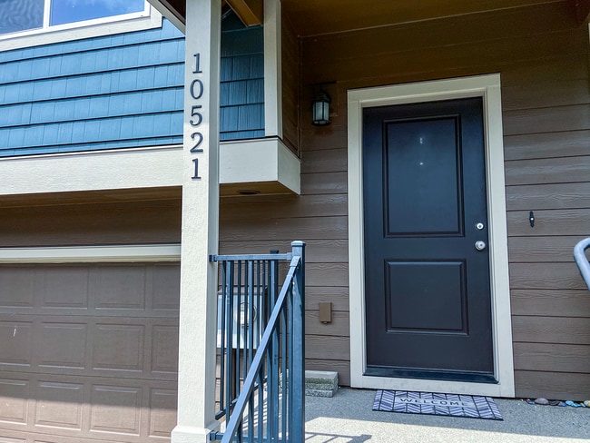 Building Photo - Great 3 Bedroom 2.5 Bathroom Townhouse End Unit!  2 Car Garage  + Washer & Dryer! Near Nike, Inte...