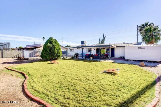 Building Photo - 1648 W Grovers Ave