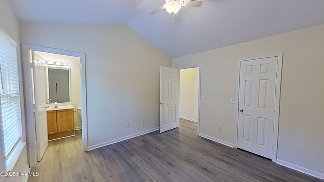 Building Photo - 4264 Sunglow Dr