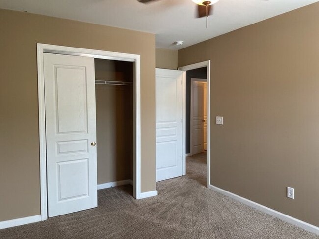 Building Photo - 8806 Shadowglen Dr