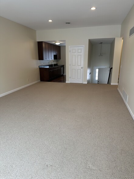 Building Photo - 252 Terraplane Dr SE