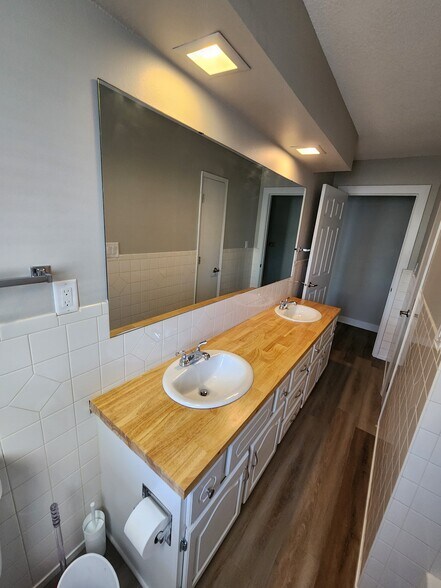 Building Photo - 4660 NW 62nd Ave