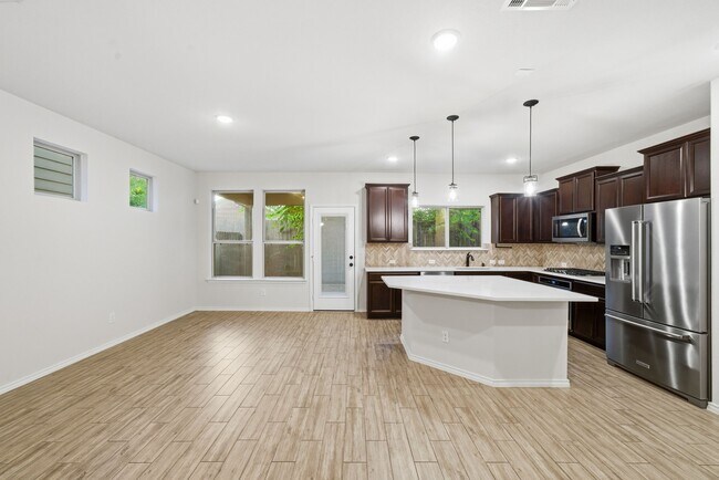 Building Photo - 8663 Cedardale Park Dr