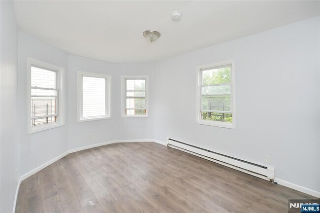 Building Photo - 45-47-47 Hedden Terrace