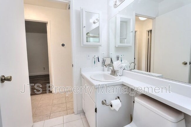 Building Photo - 6069 Kingwood Cir