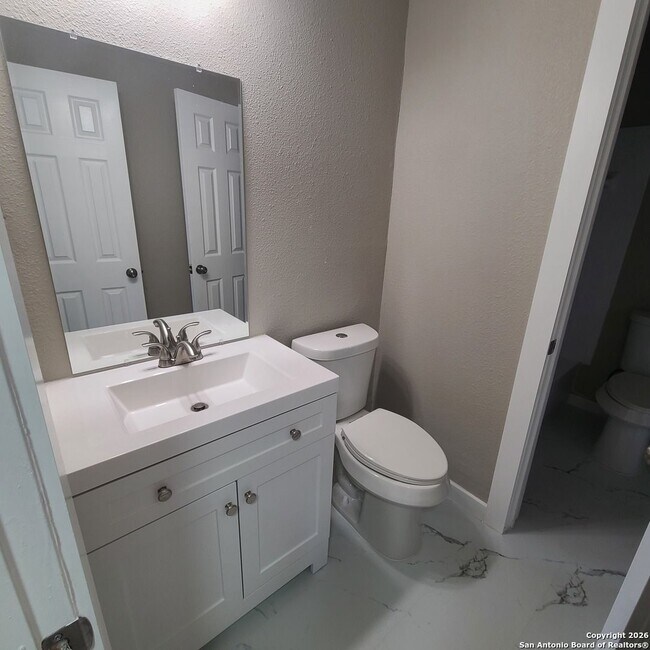 Building Photo - 3 Bedrooms 1 and 1/2 Bath