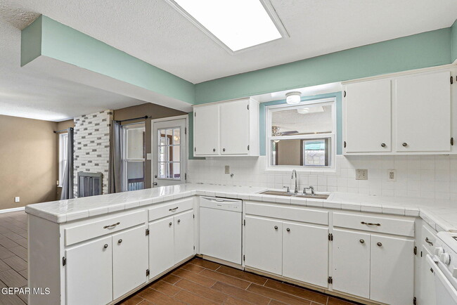 Building Photo - 8700 Cielo Vista Dr