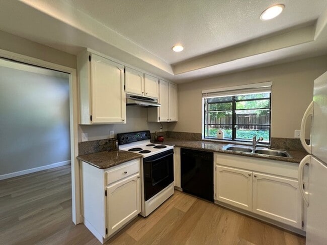Building Photo - 3 Bed End Unit in Mt. View