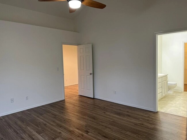 Building Photo - Enormous Tri-Level Townhome 2/2 w/Bonus Room Available Feb. 6th