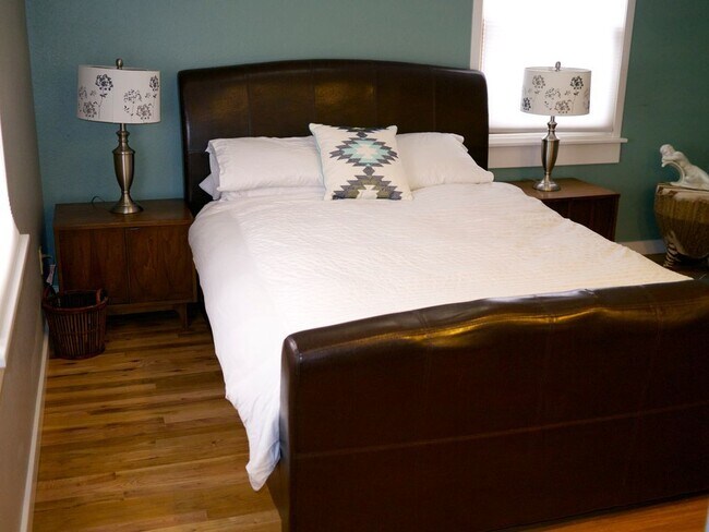 Building Photo - 4 Bed 2.5 Bath House One Block From North Boulder Park.