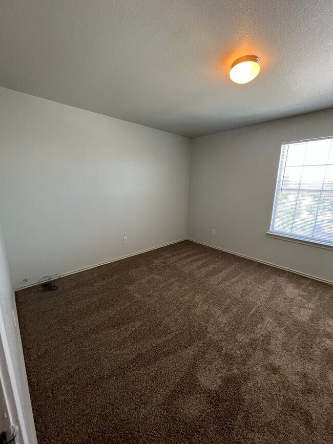 Building Photo - 3/2 in the heart of Del Valle