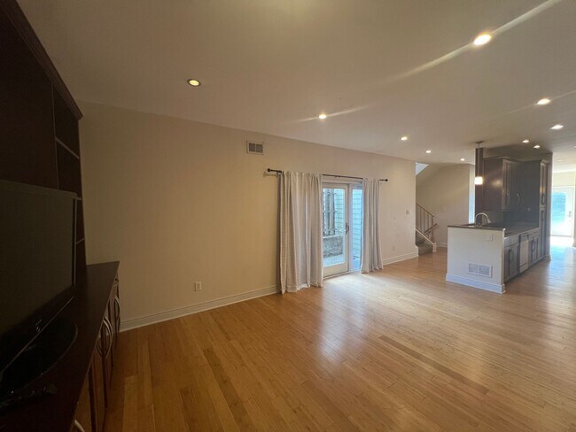 Building Photo - Beautiful 4 Bedroom/ 2.5 Bath with Integra...