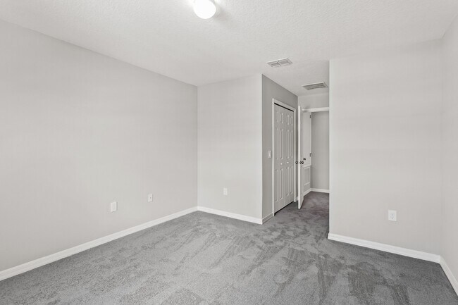 Building Photo - MOVE IN SPECIAL-4/2.5 Beautiful Energy Efficient Townhome in St. Cloud