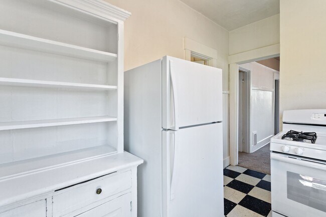 Building Photo - 1 Bedroom with den close to SW! Walking di...