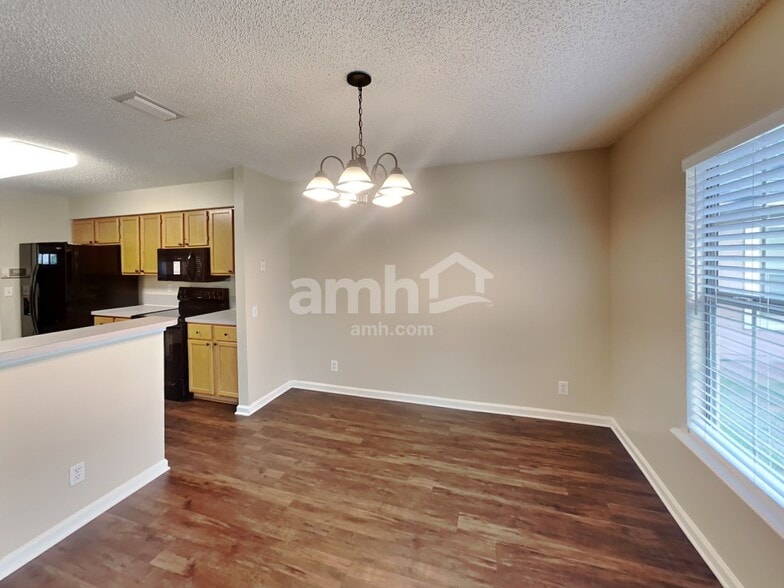 Building Photo - 12612 Ashglen Dr N
