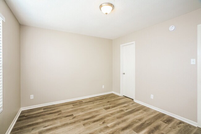 Building Photo - 8038 Retreat Ln