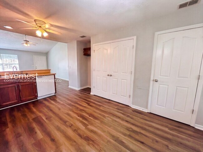 Building Photo - 2836 Roscommon Dr