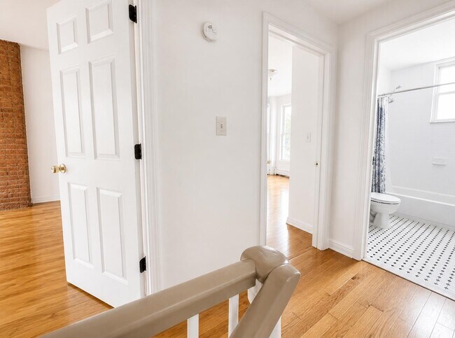 Building Photo - 305 2nd St