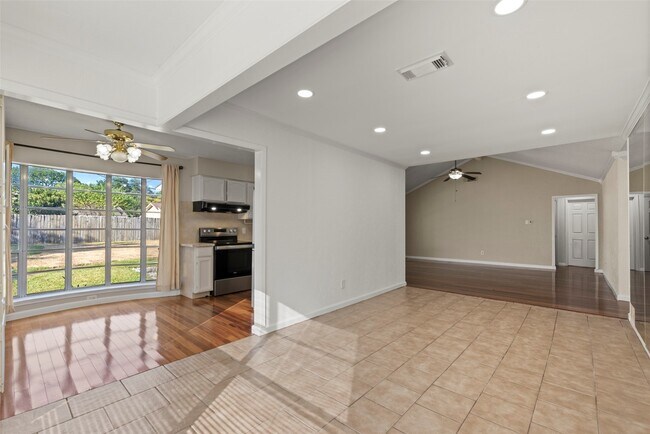 Building Photo - 8818 Edgemoor Dr