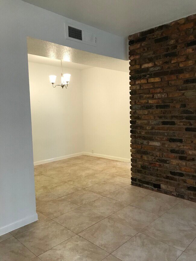 Building Photo - 2101 Fountain View Dr