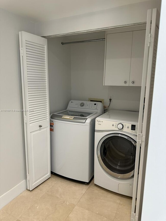 Building Photo - 251 Crandon Blvd