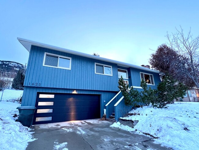 Building Photo - Pet Friendly 4 Bed 3 Bath Single Family Home on Westside W/ Fully Fenced yard, Attached Garage!