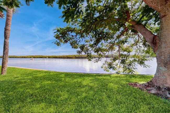 Building Photo - 903 Bahia Del Sol Dr