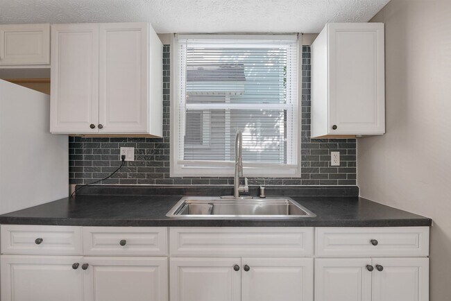 Building Photo - Move-In Ready 3-Bedroom Home with Updated Kitchen & Central A/C