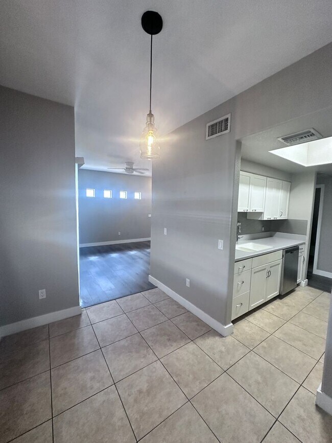 Building Photo - GREAT CONDO NEAR FREEWAY ACCESS!