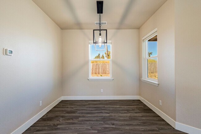 Building Photo - Large 2 Bed, 2 Bath in Paradise. Available...