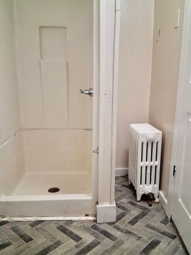 Building Photo - 325 N Laurel St