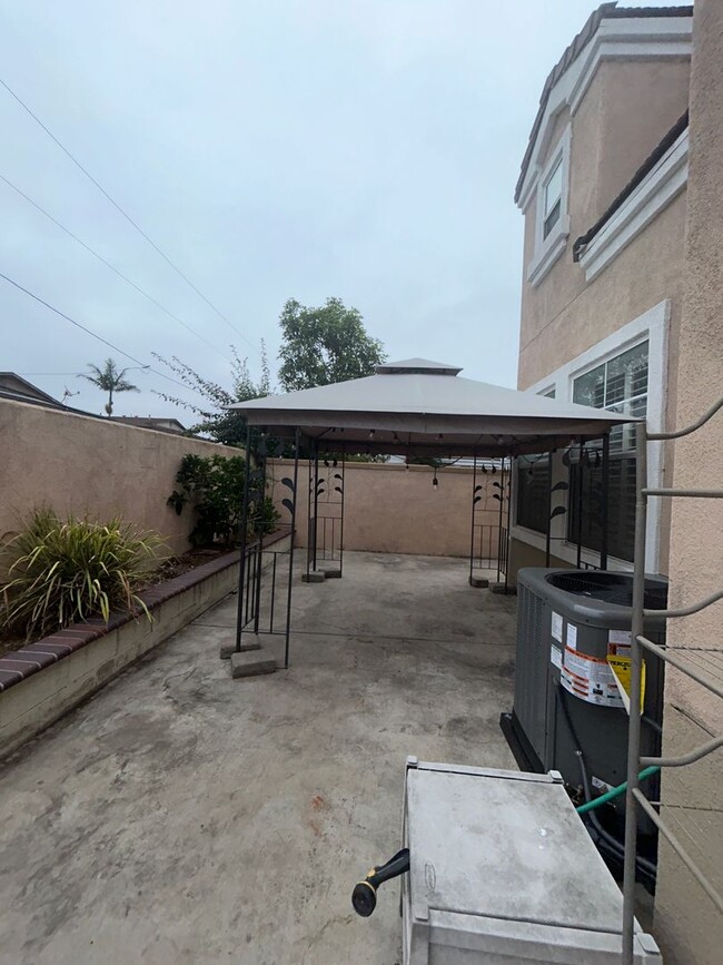 Building Photo - Spacious 2-Story Home in Prime Location