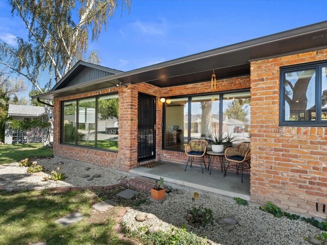 Building Photo - Dream Home