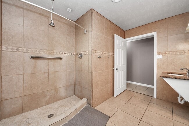 Building Photo - 4402 Ludwig Ln