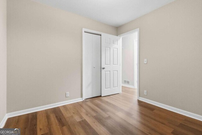 Building Photo - 2953 Meadowview Dr SE