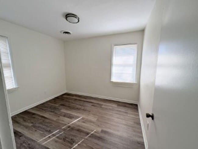 Building Photo - Larchmont