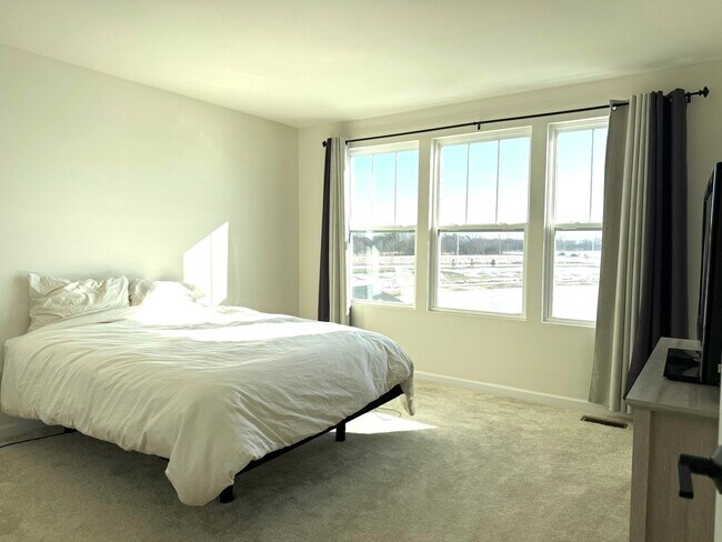 Building Photo - 5963 Hawkweed Dr