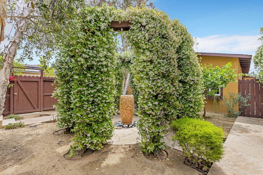 Shared courtyard - 718 Vernon Ave