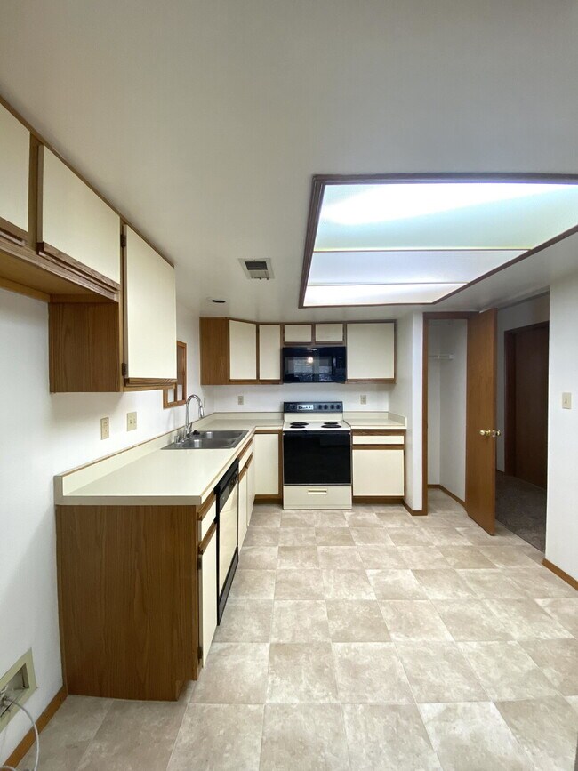 Building Photo - 1BR/1Bath Condo w/Garage