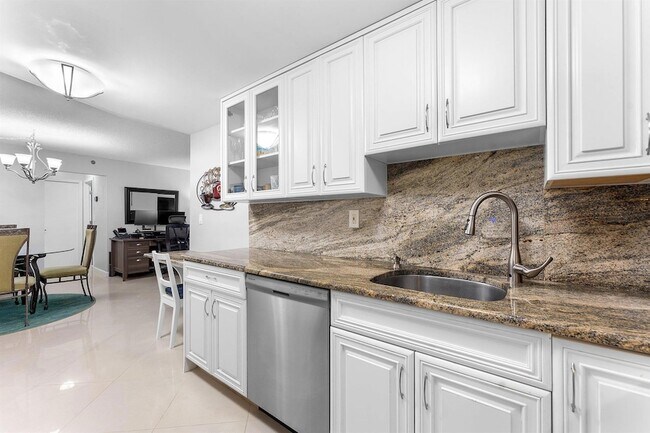 Building Photo - 3215 S Ocean Blvd