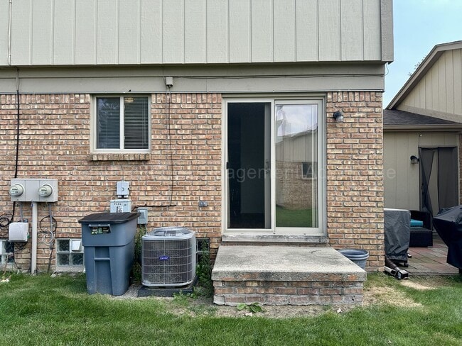 Building Photo - Renovated and Super Clean 2 Bed/1.5 Bath C...