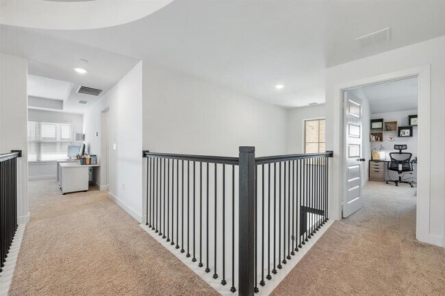 Building Photo - 6220 Hilltop Plateau Dr