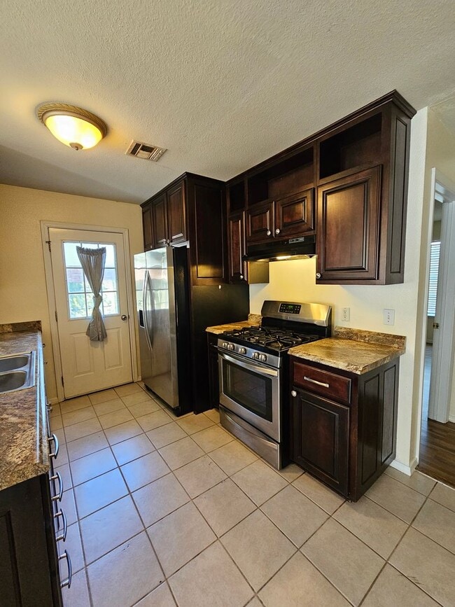 Building Photo - (3) Bed (2) Bath in Noble Avail NOW!