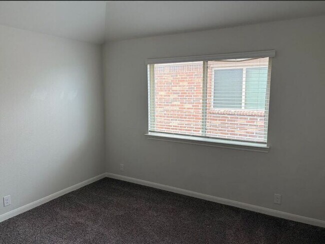 Building Photo - 3811 Thomas Plns Dr