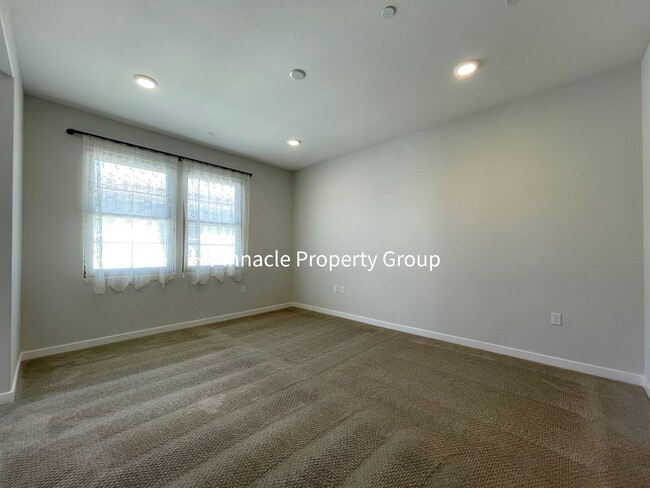 Building Photo - 1073 Foxglove Pl